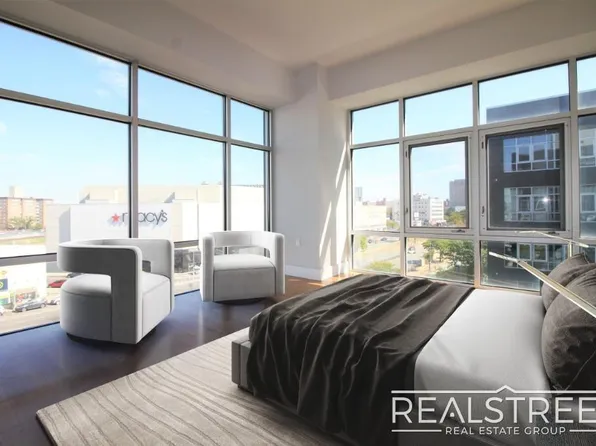 90-02 Queens Boulevard image 4 of 12