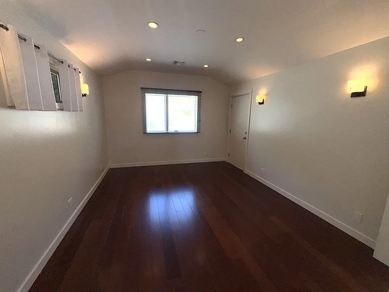 2746 N Kenneth Rd — Photo 26