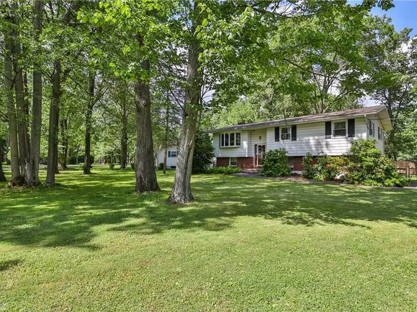 194 Beechwood Ln, Bath, PA 18014