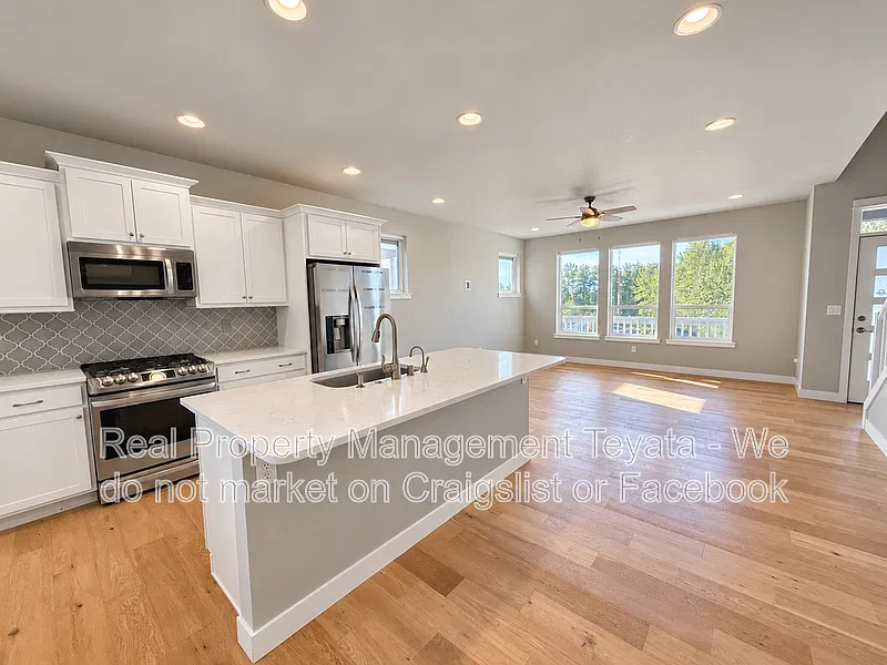 3 bed, 2.5 bath, 1525 sqft, $3,200 — Photo 3