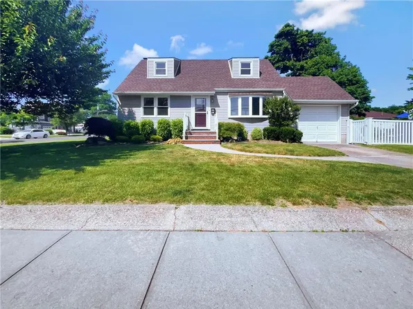 37 Juniper Street, Farmingdale, NY 11735