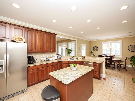 5th image of 2700 Greenmont Cir