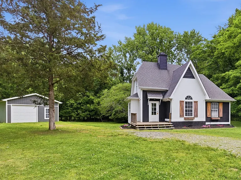123 Vivian Dr — Photo 2