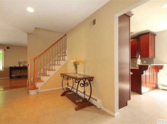 3rd image of 105 Soundview Dr