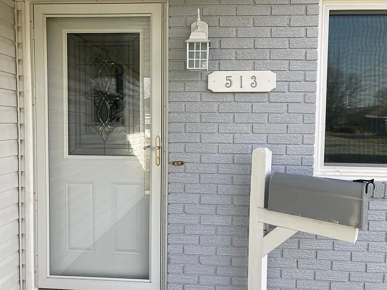 513 E Silver St — Photo 2