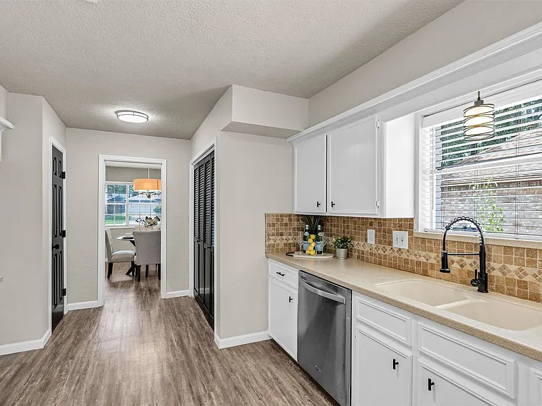 7911 Heathrow Ln — Photo 9
