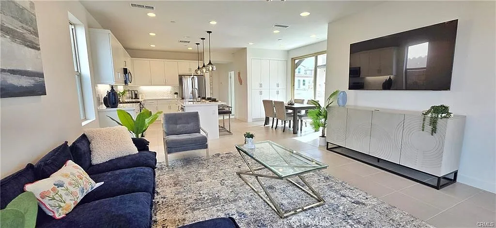 3 bed, 2.5 bath, 2000 sqft, $3,400 — Photo 2