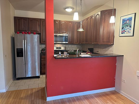 3rd image of 6922 N Lakewood Ave APT 2N