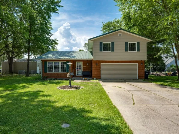 1015 W Spruce St, Salem, IL 62881