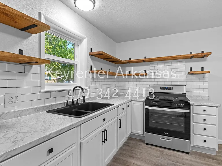 N College Duplex — Photo 13
