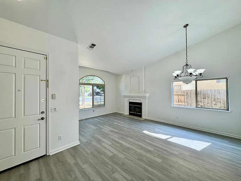528 Burgundy St — Photo 2