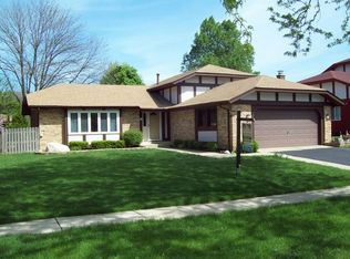 5727 Buck Ct, Westmont, IL 60559