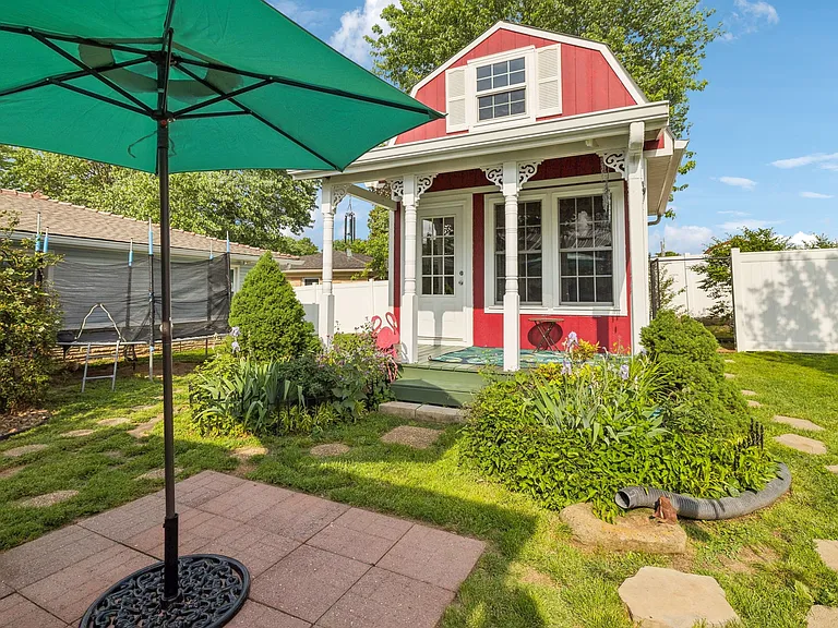 604 College Ave E — Photo 10