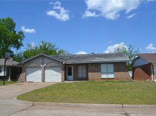 709 Harmon Cir, Moore, OK 73160