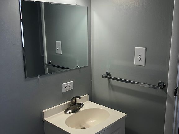 3rd image of 1136 E Main St