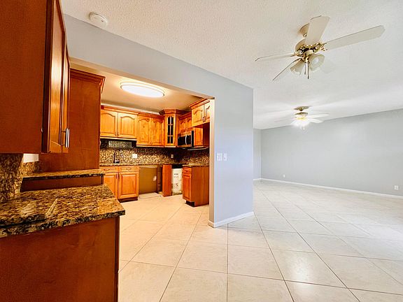 2nd image of 210 Somerset K