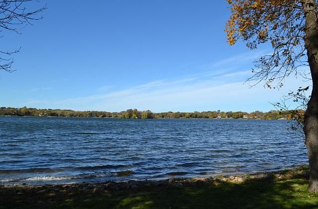 Outstanding level lakeshore and sandy bottom. Imagine the family fun or entertaining guests here.