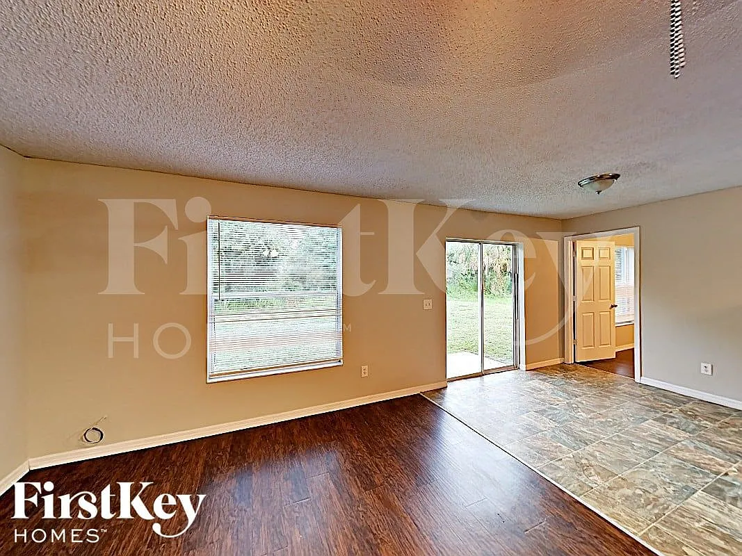 4 bed, 2.0 bath, 1383 sqft, $1,820 — Photo 4