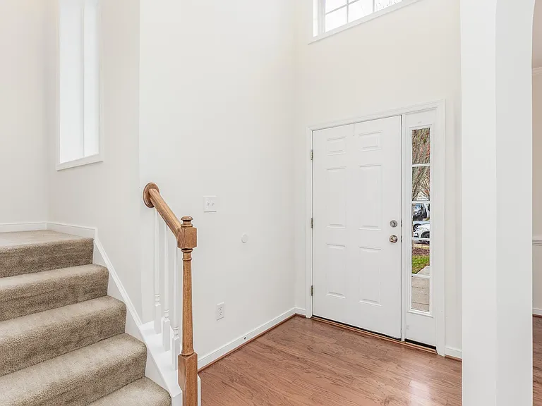 504 Queensbury Ln — Photo 8