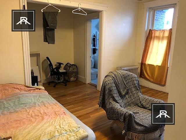 living area w alcove