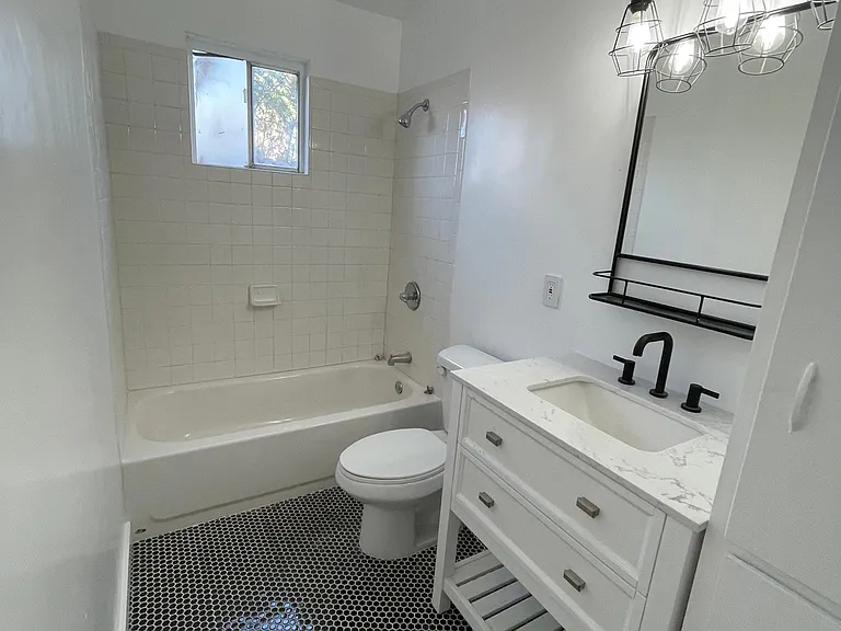 1018 E Polk St #2 — Photo 6
