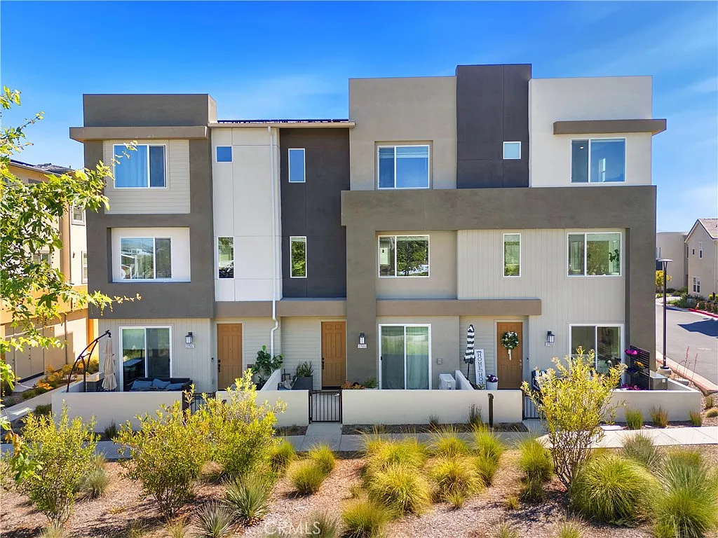 4 bed, 3.5 bath, 2054 sqft, $4,999 — Photo 2
