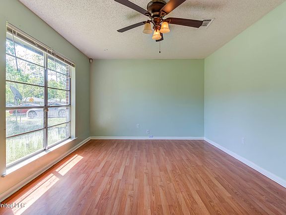 5th image of 713 Shirley Dr
