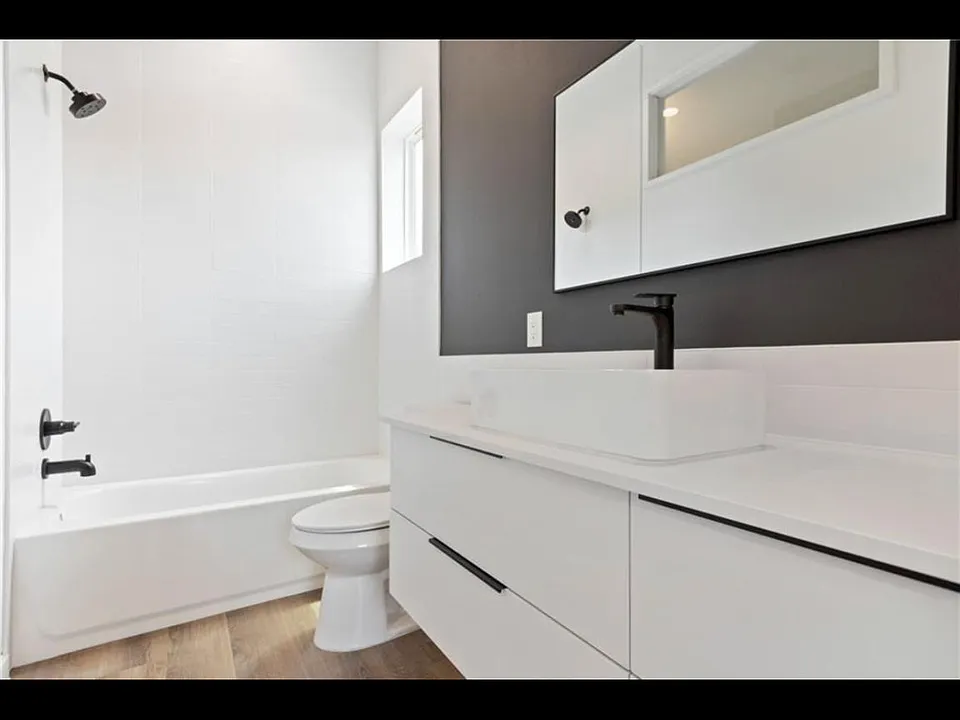 Full bathroom #2 with tub shower, 1 sink