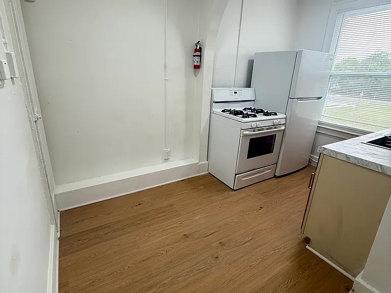 98 S Edith St #204 — Photo 2
