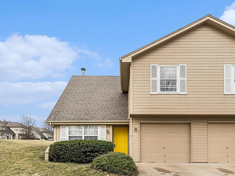 810 SW Pinebrook Village Dr — Photo 2