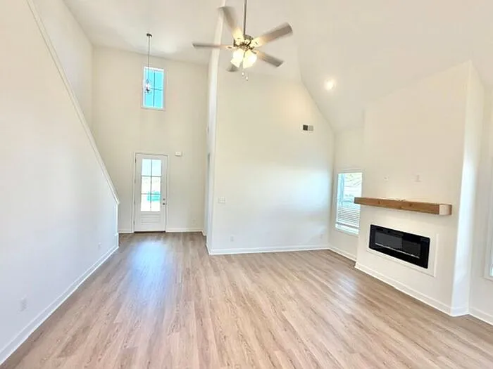 4 bed, 3.0 bath, 2043 sqft, $2,065 — Photo 2