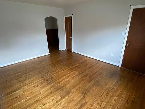 3rd image of 2725 Oakleaf Ave APT 3