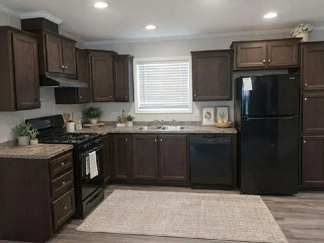 3 bed, 1056 sqft, $2,200 — Photo 3