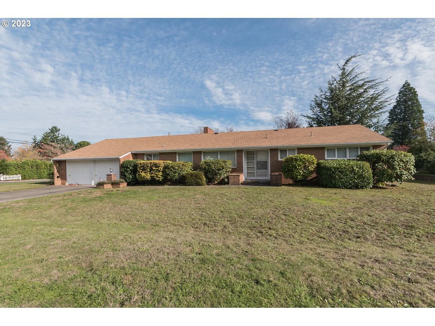 570 NW Overlook Ave photo 1