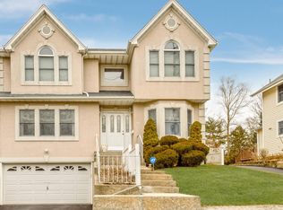 11 Neulist Ave, Port Washington, NY 11050