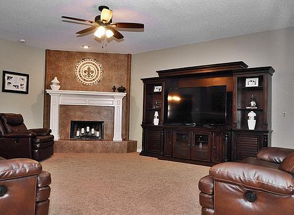 3rd image of 2418 Palisades Pl