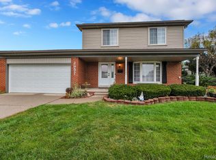 2957 Fox Hill Dr, Sterling Heights, MI 48310