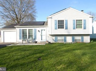 1 Honeysuckle Dr, Mechanicsburg, PA
