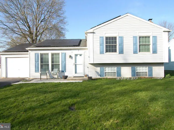 1 Honeysuckle Dr, Mechanicsburg, PA 17050