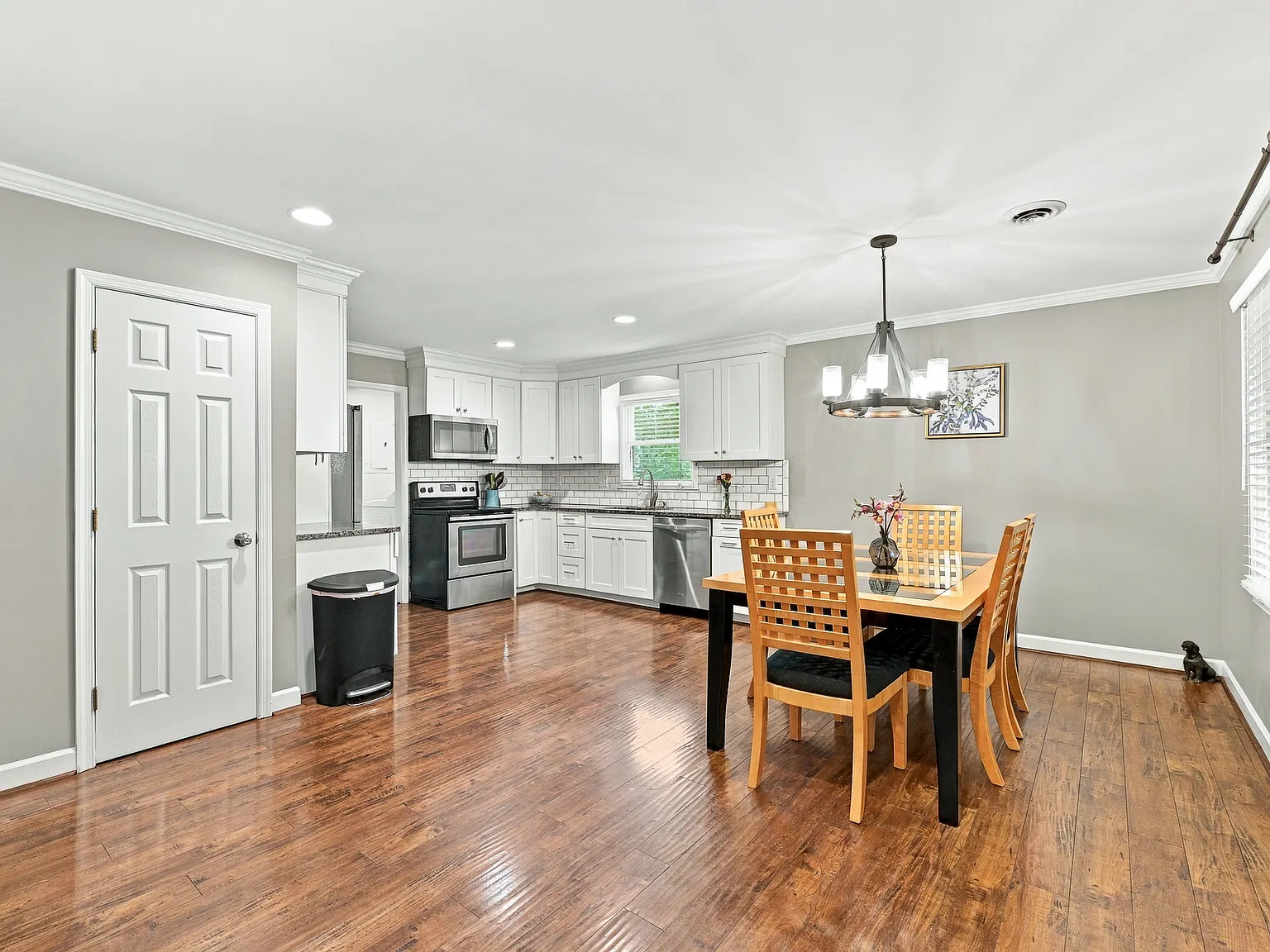 2 bed, 1385 sqft, $2,200 — Photo 3
