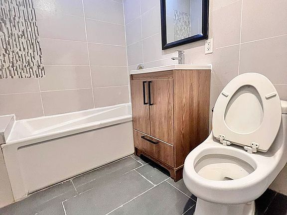 5th image of 70 Kosciuszko St APT 1D