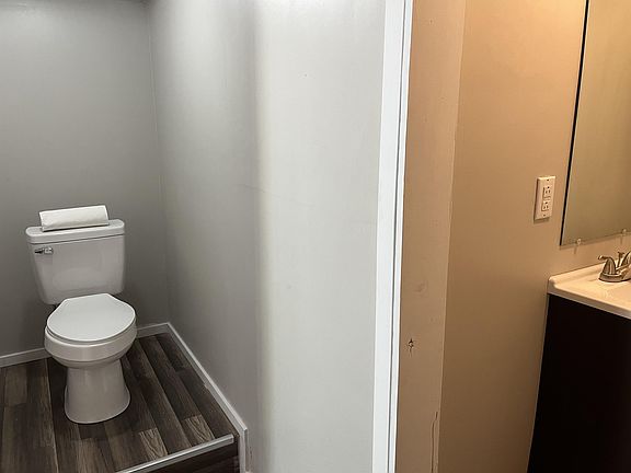 4th image of 60 E La Salle St #B