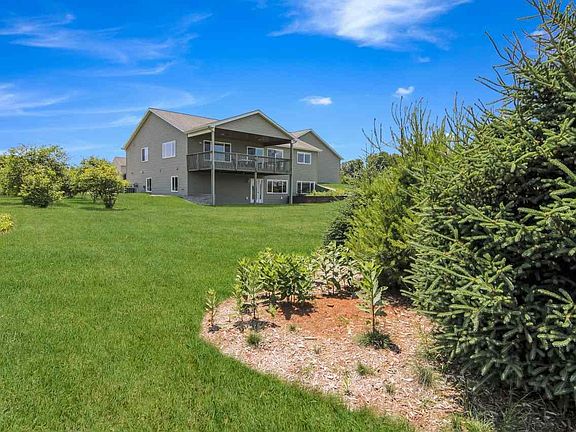 5th image of 384 Lind Dr