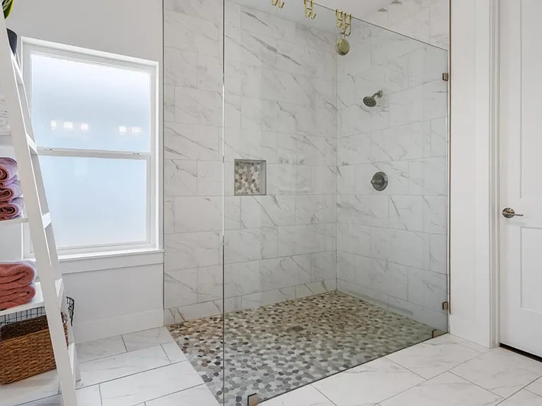 1322 W 30th St — Photo 11