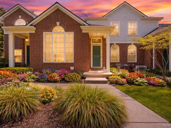 18101 Adri Cir, Walled Lake, MI 48390