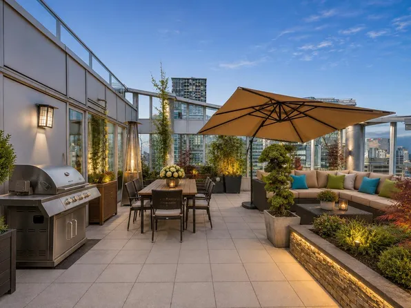 788 Hamilton St #2508, Vancouver, BC V6B 0E9