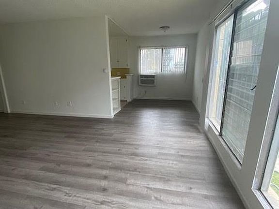 3rd image of 844 S Wilton Pl APT 1