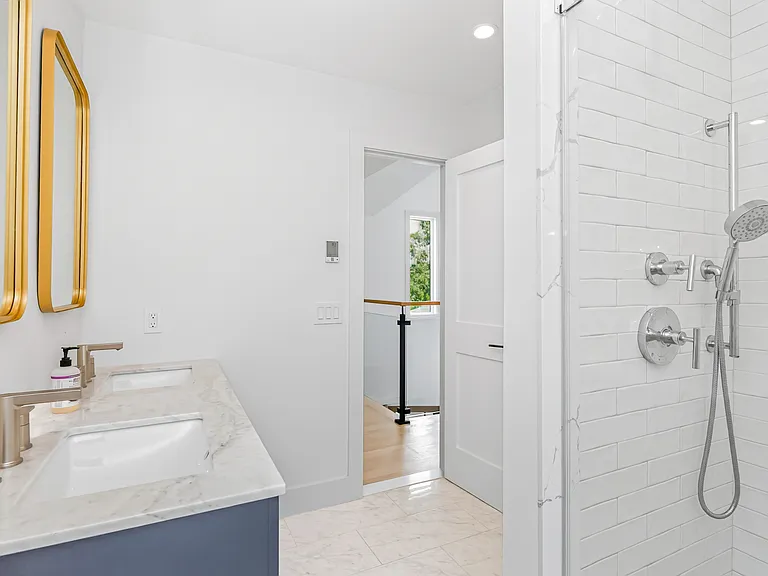 Runnymeade Dr — Photo 32