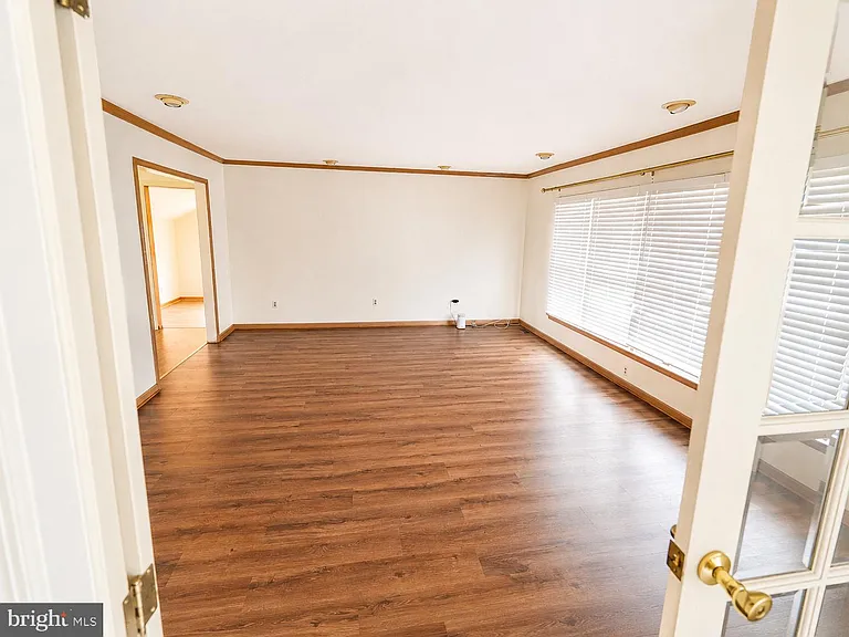 300 Wilson Ave — Photo 18
