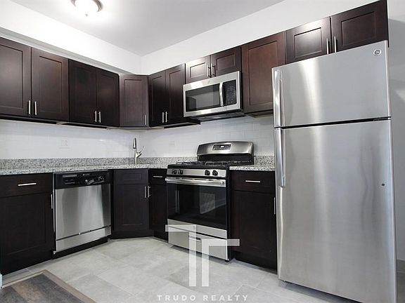 3rd image of 1608-5 W Sherwin Ave #308